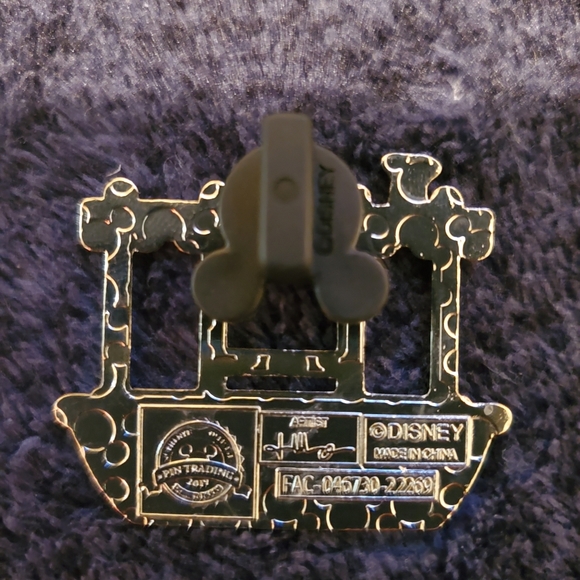Disney Kingdom of Cute Jungle Cruise Boat Mystery Pin - Picture 2 of 2